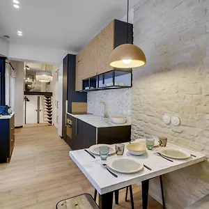 194 Maison Parisienne , Paris France